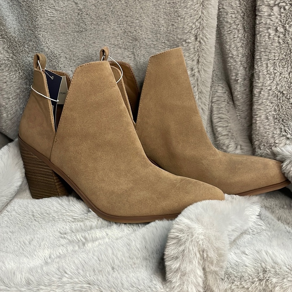 NWT Ladies Taupe booties size (11) suede like material